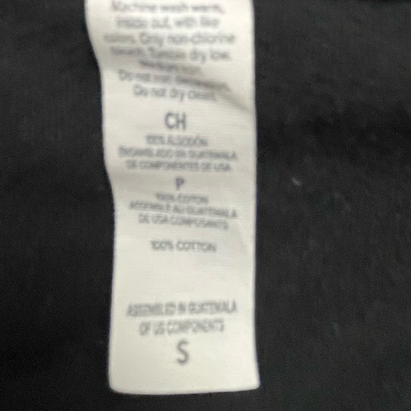 NETFLIX LOGO BLACK AND RED BLACK SPELL OUT GRAPHIC TSHIRT SIZE SMALL PREOWNED - Picture 3 of 4